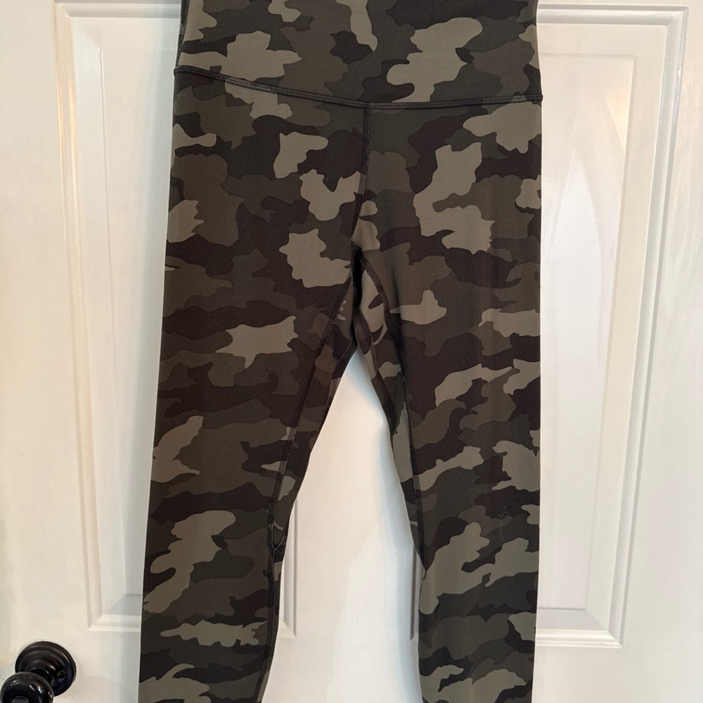 Lululemon Women’s Camouflage Leggings - Size 6 - 25” inseam